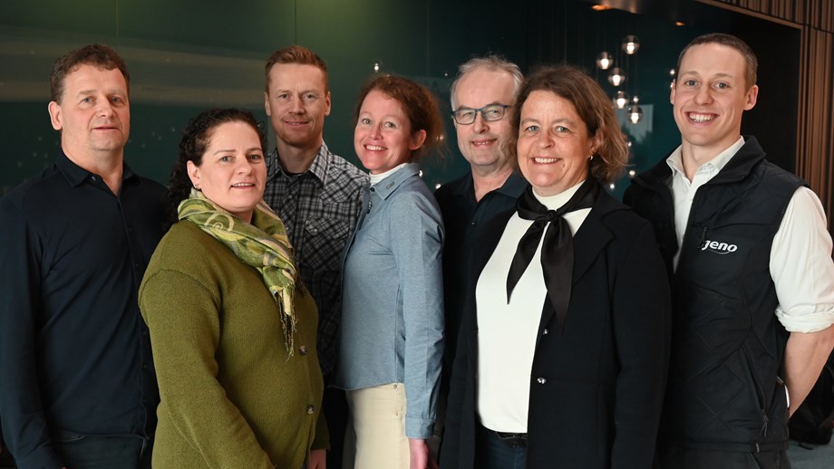 Samtlige styremedlemmer i Geno står oppstilt på rekke.