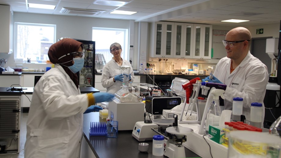 Bilde av laboratorieingeniørene Rakhshinda Jabin Ahmad, Beate Banken Bakke og Kjetil Johnsen Hauge på REDX-laboratoriet på Store Ree.