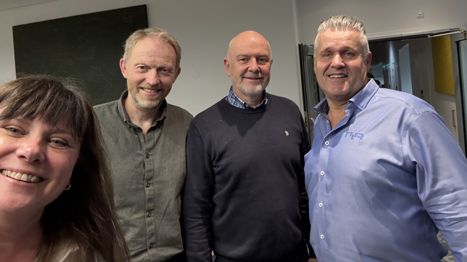 Programleder Oda som tar selfie av gjester og programledere som står oppstilt.