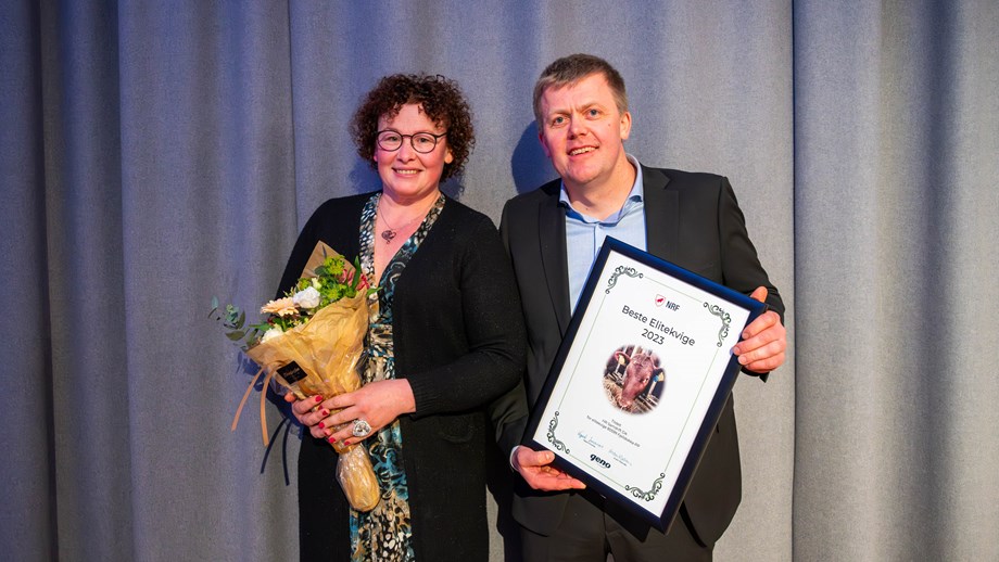 Vinnerne Brit-Ellen og Ole Anders poserer med blomster og diplom i hendene.