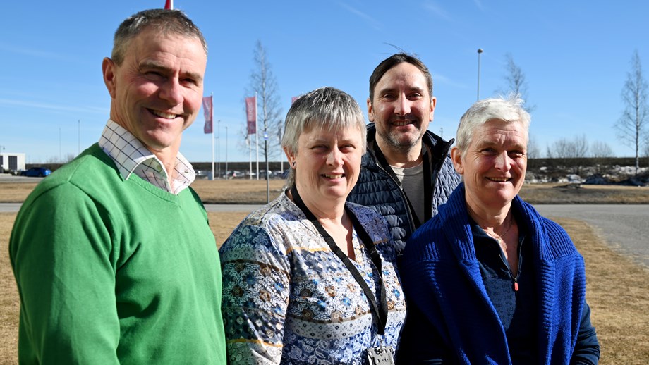 Valgkomiteens medlemmer står oppstilt utendørs i sola og ser mot fotografen.