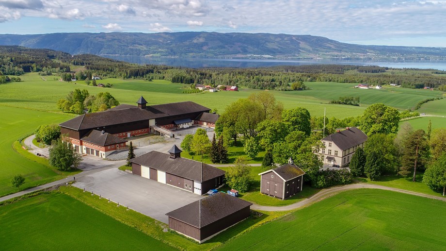 Flyfoto av gården med hovedhus, storfjøset, garasje og stabbur.