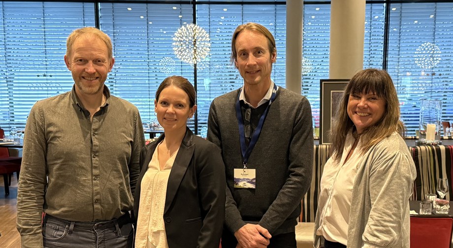 Programlederne og gjestene står oppstilt og smiler mot kamera.