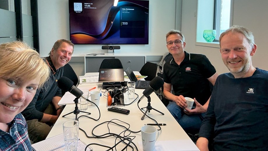 Programledere og gjester sitter rundt et bord i studio, smiler og ser mot kamera.