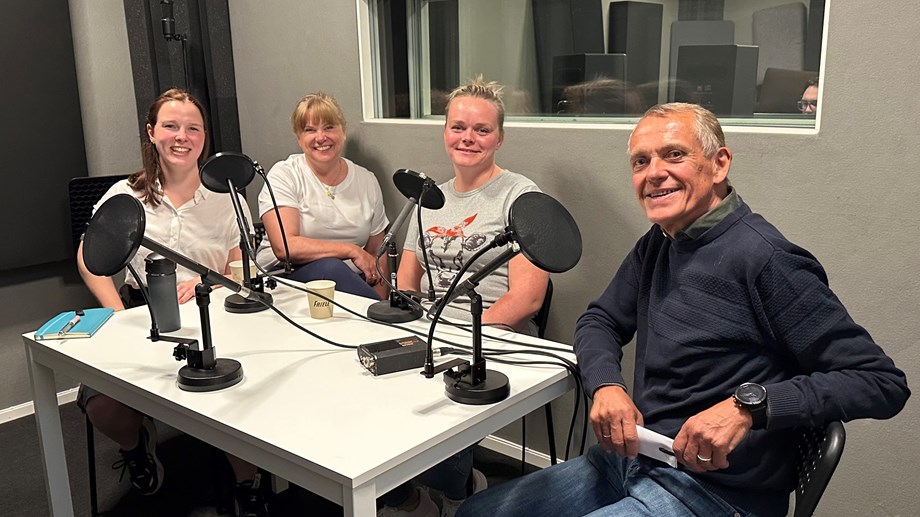 Bilde av Kirsti Winnberg, Oda Christensen, Nora Sandberg og Rasmus Lang-Ree i studio.