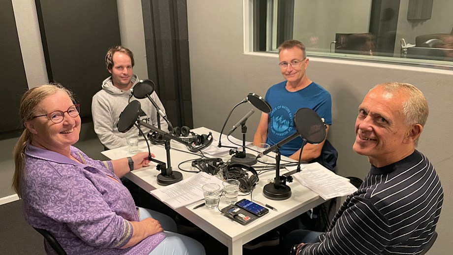 Bilde av alle som var med i Genopodden-studio, f.v.: Mari Bjørke, Bjarne Ophus, Erik Brodshaug og Rasmus Lang-Ree. 