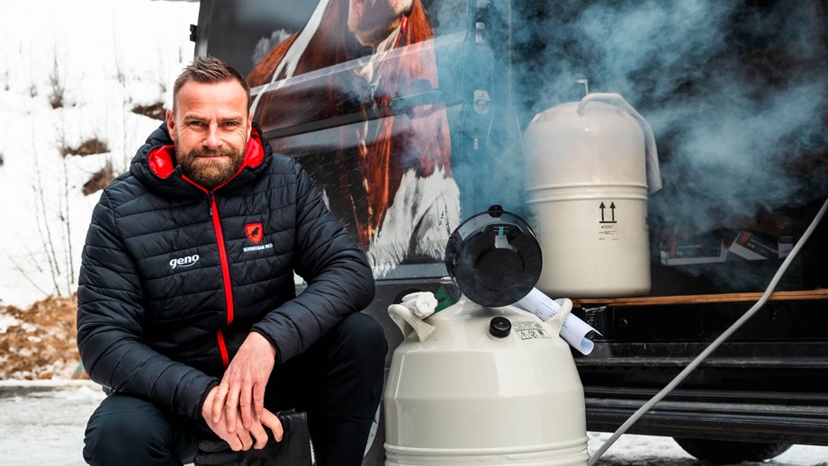 Jimmy Marken sitter på huk foran Geno-bilen. Han har en åpen sædbeholder stående ved siden av seg. Bilen er åpen og viser en annen beholder inne i bilen.