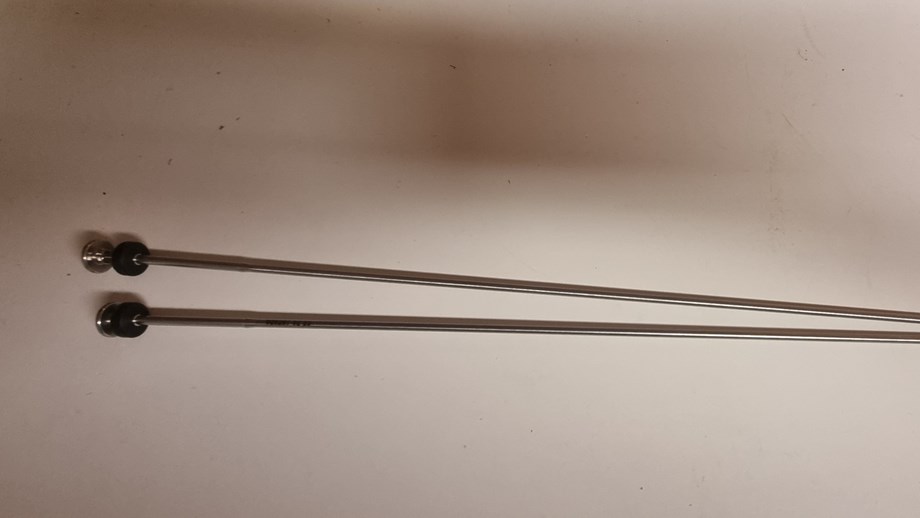 Nærbilde av inseminatoren med hvit bakgrunn