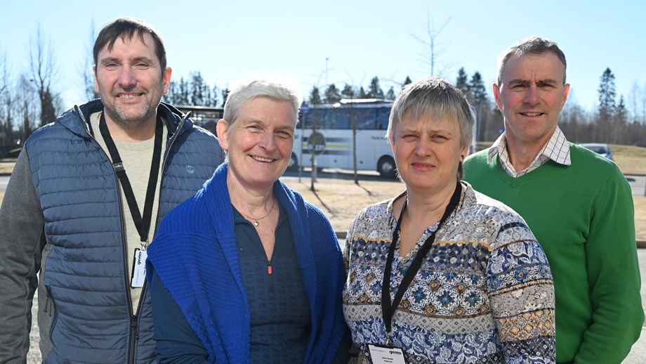 De fire medlemmene i valgkomiteen står oppstilt ute i sola, smiler og ser mot kamera.