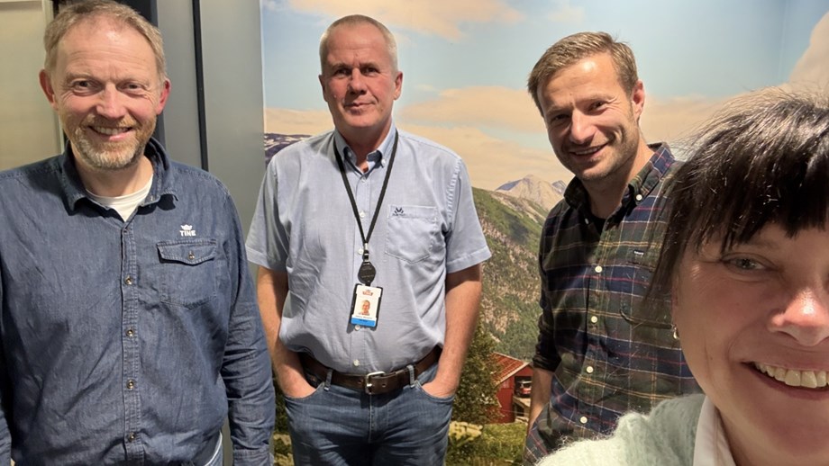 Selfie-bilde av programlederne og gjester.