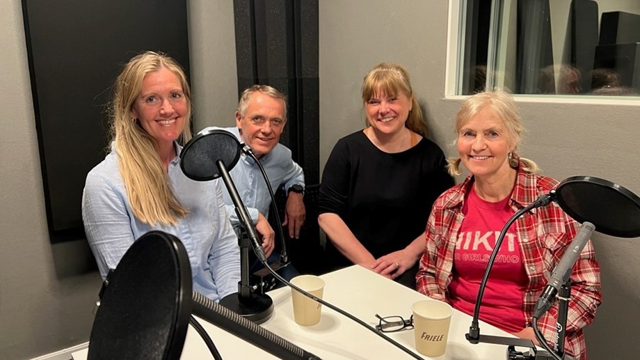 Bilde av alle som var med i Genopodden-studio: Jorid Lybæk, Rasmus Lang-Ree, Oda Christensen og Lill Frostad.