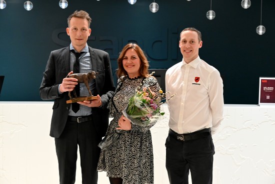 Avlstatuett-vinnere med Vegard.jpg
