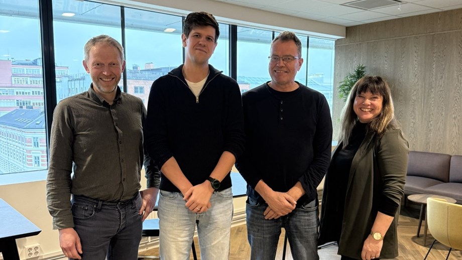 Programledere og gjester står oppstilt, smiler og ser på fotografen. 