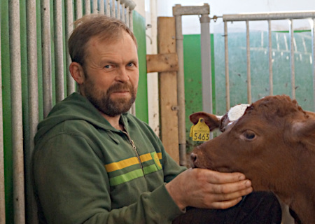 Bilde av Hans Petter Aurstad sammen med en kalv