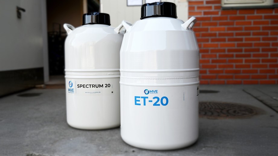 To beholdere side om side med hvit bakgrunn