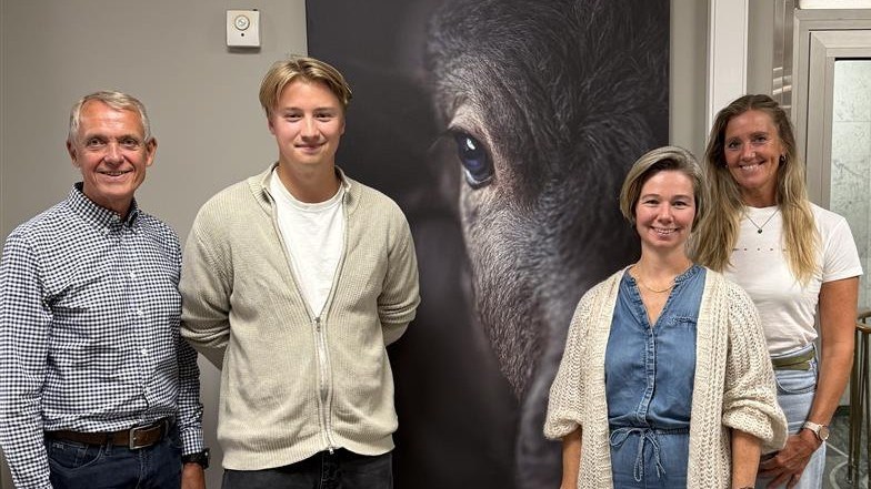 Programledere og gjester står oppstilt og smiler til kamera.