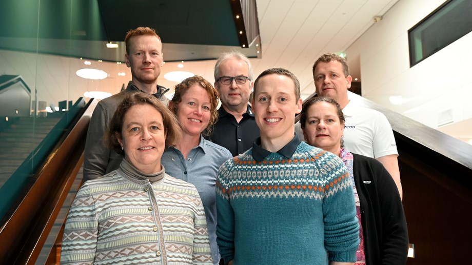 Styremedlemmene står oppstilt i trappen på hotellet.