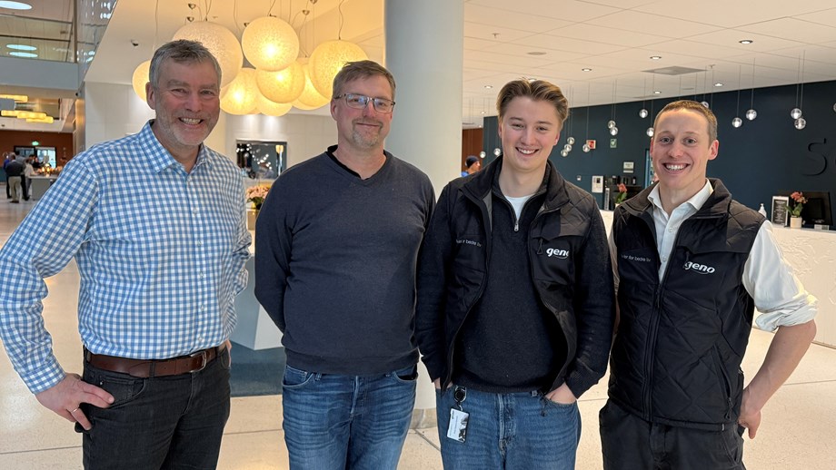 Programledere og gjester står oppstilt på rekke i hotellets vestibyle. Alle smiler og ser mot kamera.