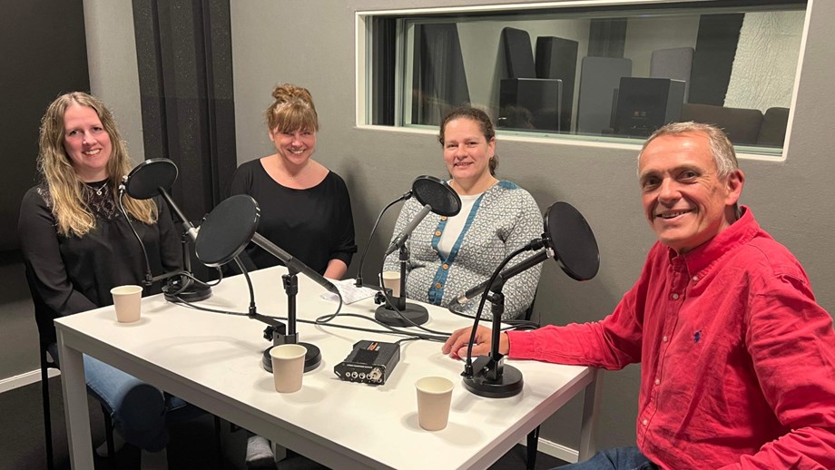 Bilde av Ingvild Haugom Amundgård, Oda Christensen, Anne Margrethe S. Stormo og Rasmus Lang-Ree i podcaststudioet.