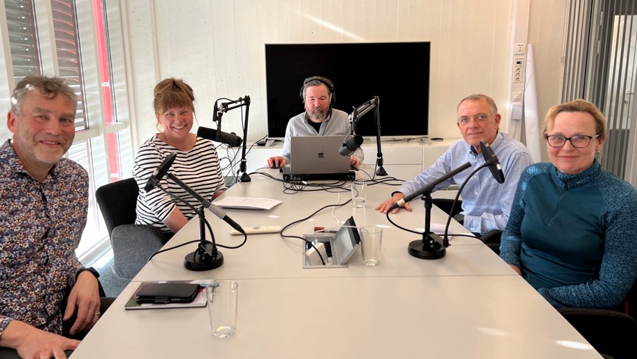 Bilde av Hans Storlien, Oda Christensen, lydtekniker Thomas Selvaag Moss, Rasmus Lang-Ree og Margrethe Nøkleby, som sitter rundt et bord i studio.