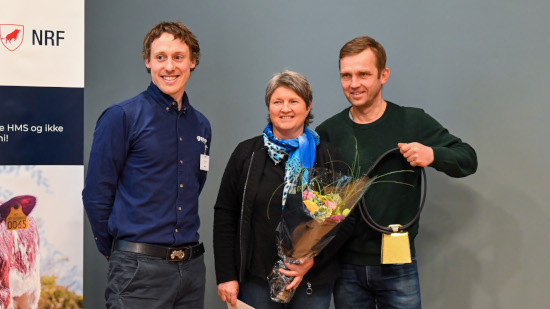 Bilde av prisvinnerne Margunn Nummedal og Harald Børstad sammen med styreleder Vegard Smenes under overrekkelsen av eksportprisen. 