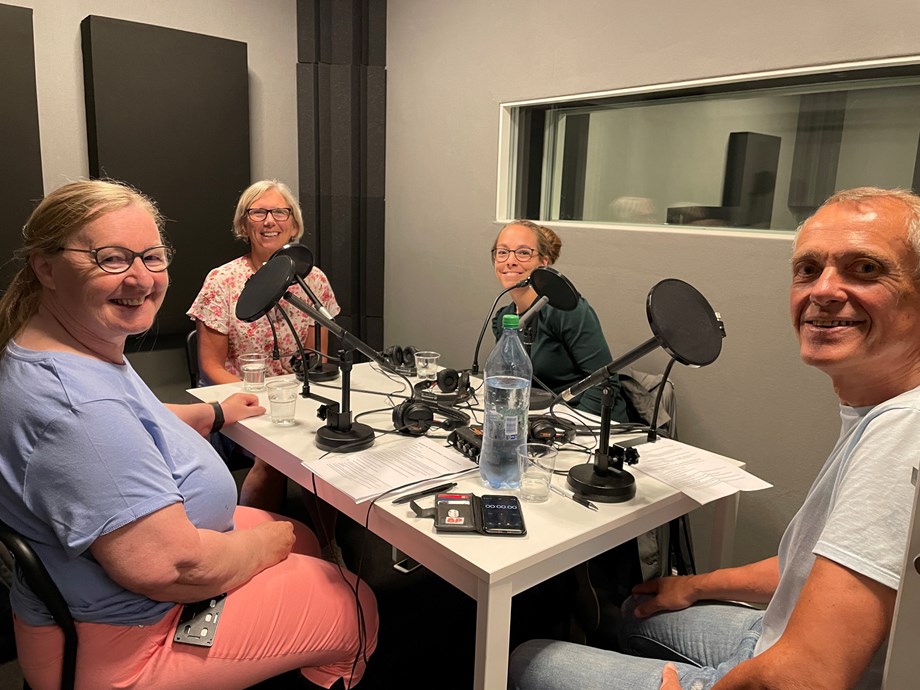 Blide fra podcast-studio, f.v.: Mari Bjørke, Anne Guro Larsgard, Vilde Granne Kvale og Rasmus Lang-Ree.