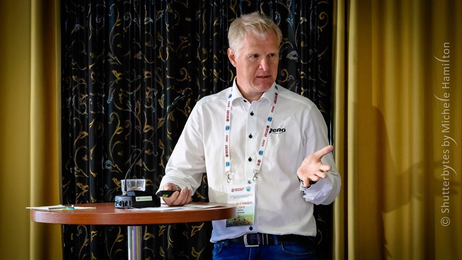 Bilde av avlssjef Håvard Tajet som står ved et lite høyt bord og holder innlegg